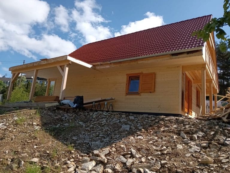blockhaus-fjord-premium-mit-vordach-und-carport-002